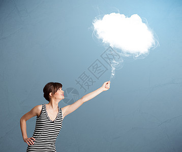 美丽的女士拿着云朵微笑喜悦玩具乐趣气泡庆典气球天空女性女孩图片