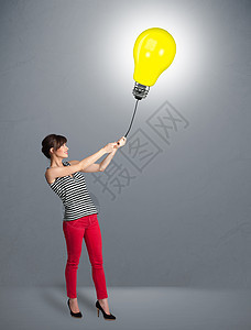 漂亮的女士拿着灯泡气球女孩玩具喜悦快乐航班女性照明派对亮度活力背景图片