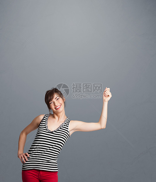 漂亮的女士带着复制空间进行操控乐趣产品女性微笑手臂笑脸广告手势商业示范图片