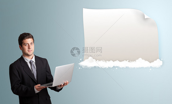 英俊男子拿着笔记本电脑 展示现代复制空间套装手势领带裙子男性男人微笑广告产品营业员图片