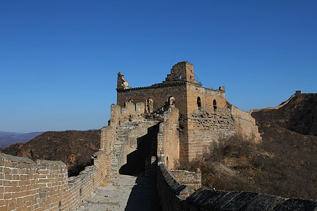中国长城一座高塔的废墟石头蓝色历史性世界遗产晴天历史旅行天空游客图片