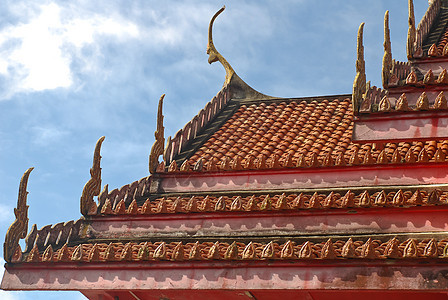 泰国寺庙的顶楼前对角线佛法宗教地标旅游建筑天空金子旅行边缘图片
