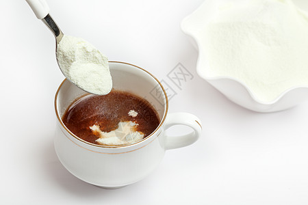 一杯奶奶奶粉茶粉末勺子咖啡杯子白色会议奶制品钻孔牛奶黑色图片