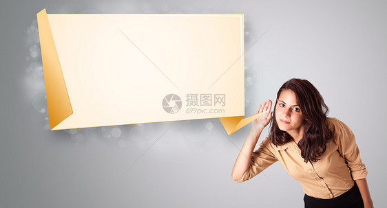 使用现代折纸复制空间的年轻女青年手势广告产品女性气泡手臂示范女士助手棕榈图片
