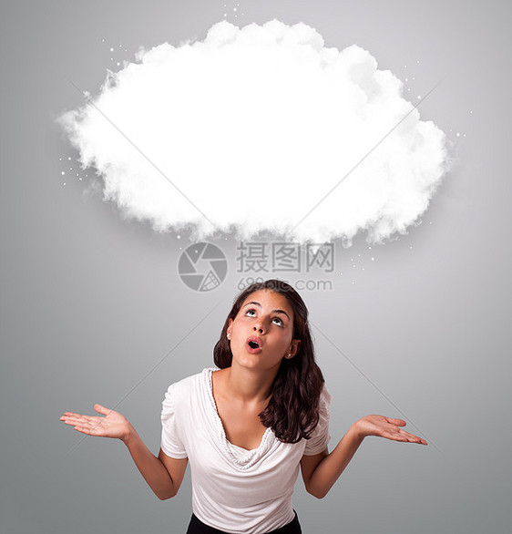 寻找抽象云层复制空间的吸引妇女女士示范助手营业员产品女孩微笑广告商业棕榈图片