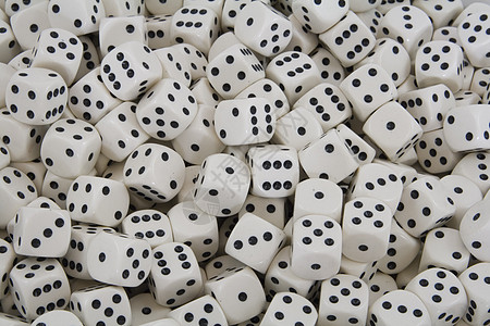 带有黑斑点的多白骰子图像黑色水平斑点数字白色游戏背景图片