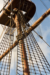 高架船桅杆绳索背景图片