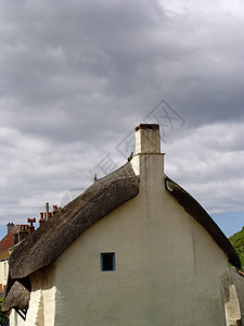 破旧的皮革壁炉小屋窗户屋顶房子建筑天空图片