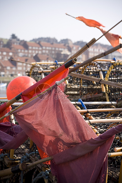 在惠特比码头捕龙虾陷阱木头绳索渔民渔船钓鱼焦点选择性渔夫港口图片