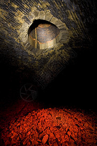 隧道中的旧通风井和瓦砾光绘铁路建筑学黑暗图片