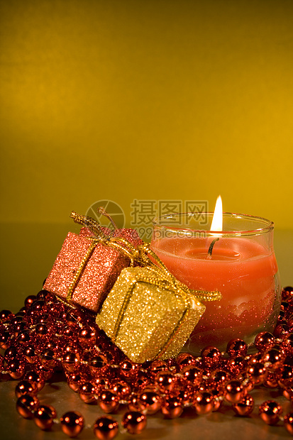 带点蜡烛的圣诞装饰品火花红色珠子飘带礼物金子玩意儿图片