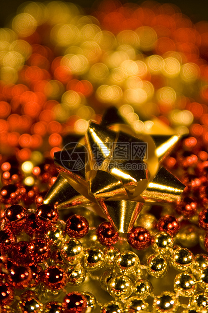 用于背景圣诞节设计元素的火花花环珠子装饰品红色金子图片