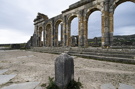 Volubilis 火山卷大理石蓝色遗产废墟旅行马赛克古董柱子历史性帝国图片