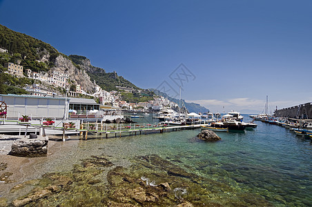 Amalfi 透明水蓝色景观地平线海岸码头岩石城市艺术旅游国家图片