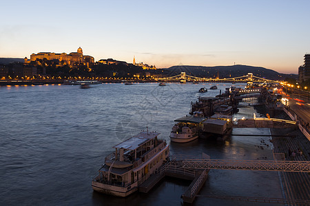 晚上在布达佩斯爬坡旅行民众反射旅游建筑房子历史性景观风格图片