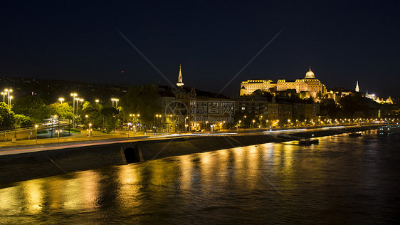 晚上在布达佩斯皇家宫殿历史性旅行首都旅游国家石头艺术城堡景观民众图片