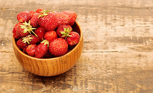 杯子里的新鲜草莓盘子锥体水果白色红色饮食叶子甜点木头绿色图片