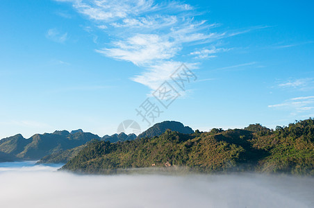 泰国北部有雾的山旅游场地旅行天空地标观光蓝天绿色图片