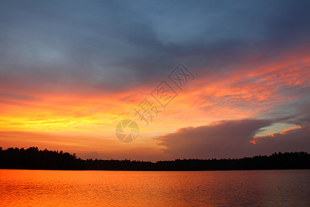 威斯康星日落在湖上图片
