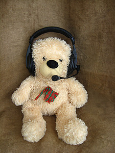 耳机中的玩具熊图片