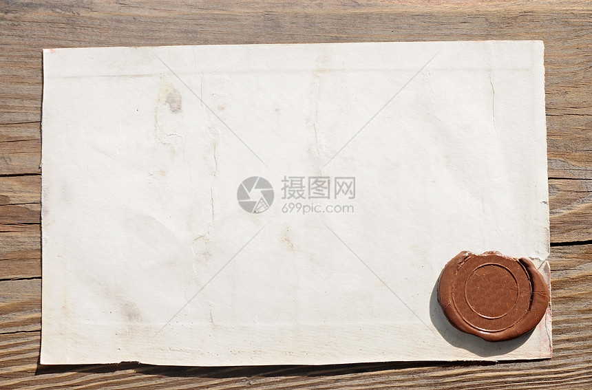 关于木材背景的旧纸卷曲古董文凭秘密信任授权羽毛邮票文档安全图片