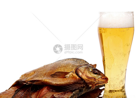 白底啤酒和烟熏鱼图片