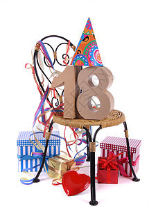 生日快乐与年龄数字 在派对气氛中红色椅子庆典周年盒子纸盒纸板白色惊喜展示背景图片