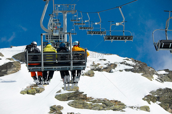 滑雪电梯运动缆车天空椅子旅行悬崖座位活动山脉电缆图片