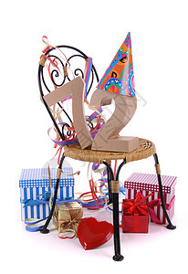 生日快乐与年龄数字 在派对气氛中白色工作室盒子纪念日展示惊喜纸板红色礼物纸盒图片
