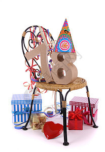 生日快乐与年龄数字 在派对气氛中奶油惊喜红色礼物纸板展示包装椅子工作室盒子图片