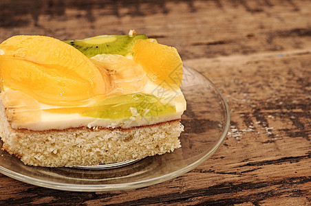 特写木制桌上玻璃板上的杏子蛋糕食物玻璃木头桌子蛋糕香蕉薄荷糕点水果馅饼图片