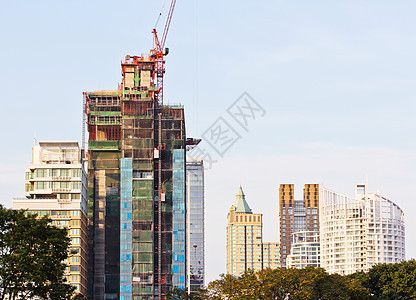 建筑工地起重机水泥天空办公室施工城市商业建设金属建筑工人图片