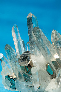 长着金晶石的环石矿岩石石英企业集团蓝色矿化水晶火山地貌宏观微晶图片