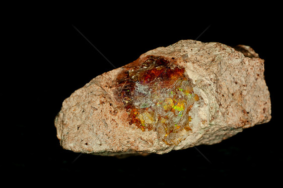 Raw Opal 挂在矩阵上 以黑色背景隔离首饰乳白色硅酸盐地质学地貌矿化矿业乳光石头诞生石图片