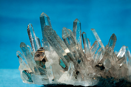 长着金晶石的环石矿蓝色科学宝石硅酸盐矿物无色微晶石英结晶火山图片