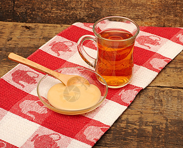 彩色餐巾纸上加蜂蜜的一杯茶草本植物饮食水滴柠檬瓶子早餐橙子荒野糖浆餐厅图片