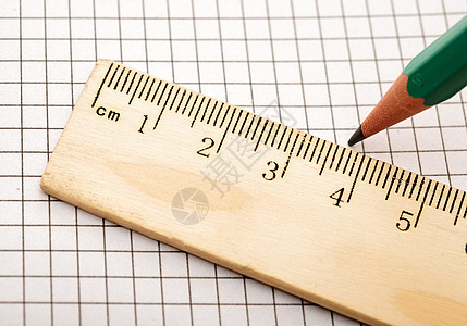 背景上的木尺和铅笔的密闭木板标尺床单工具宏观测量作坊单元建设者维修磁带毫米图片