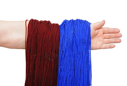 女性手与蓝色和棕色的毛线球 用于编织分离图片