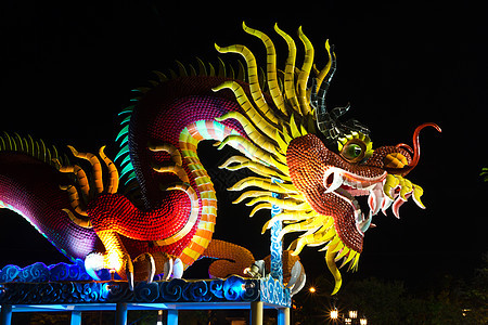 夜里中国风格的龙雕像蓝色天空宗教动物装饰品雕塑力量信仰传统财富图片