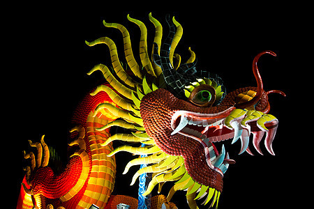 夜里中国风格的龙雕像装饰品财富动物信仰艺术力量寺庙雕塑天空文化图片