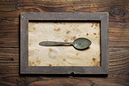 旧木本底的金属勺子图片