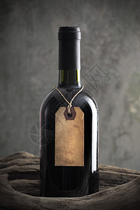 用旧纸标签的红酒瓶木头图片