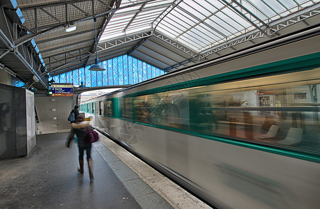 从巴黎一个地铁站出发的火车图片