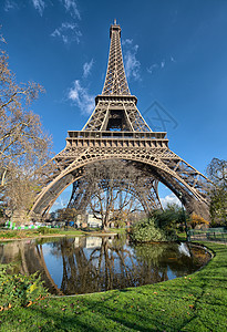 Eiffel铁塔与湖泊和蔬菜植物的宽角景色极佳旅行地标树枝分支机构天空纪念碑明信片旅游文化公园图片