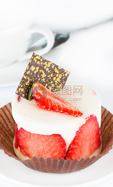 草莓蛋糕蛋糕服务水果糕点食物美食红色盘子甜点奶油图片