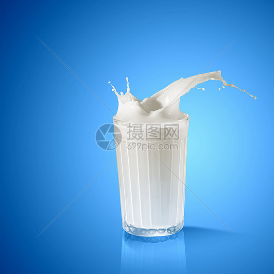 玻璃中的新鲜牛奶飞溅甜点产品行动乳白色蓝色饮料奶油杯子流动图片