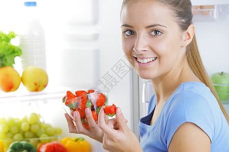 健康食品素食水果饮食蔬菜厨房香肠微笑冰箱女子女孩图片