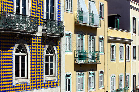 葡萄牙里斯本一栋旧大楼的详情住宅传统阳台瓷砖窗户首都建筑物历史建筑城市图片