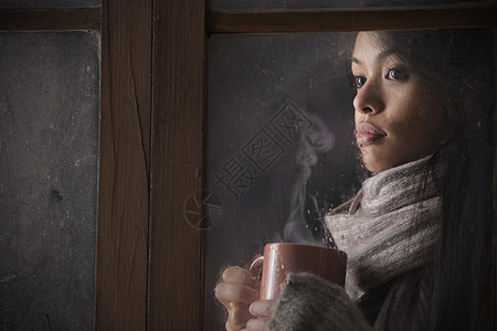 窗后一个美丽的女人的肖像 带着一杯咖啡女性女孩早餐孤独木头沉思饮料可可女子寂寞图片