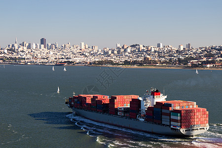 旧金山湾的集装箱船号景观总部人士商品业务货船航道载体血管办公楼图片
